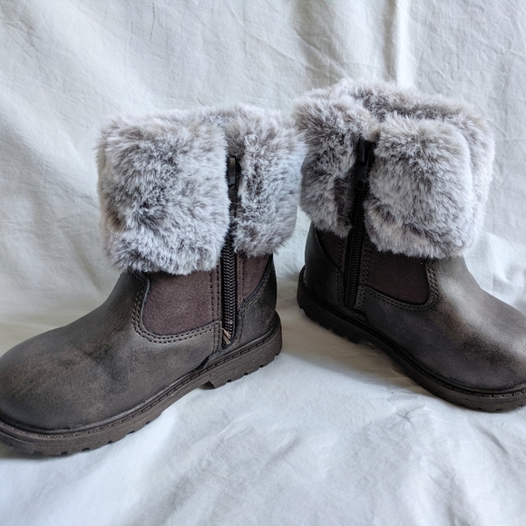 Like new Oshkosh baby Feux Fur empress boots size 6m - Picture 3 of 4